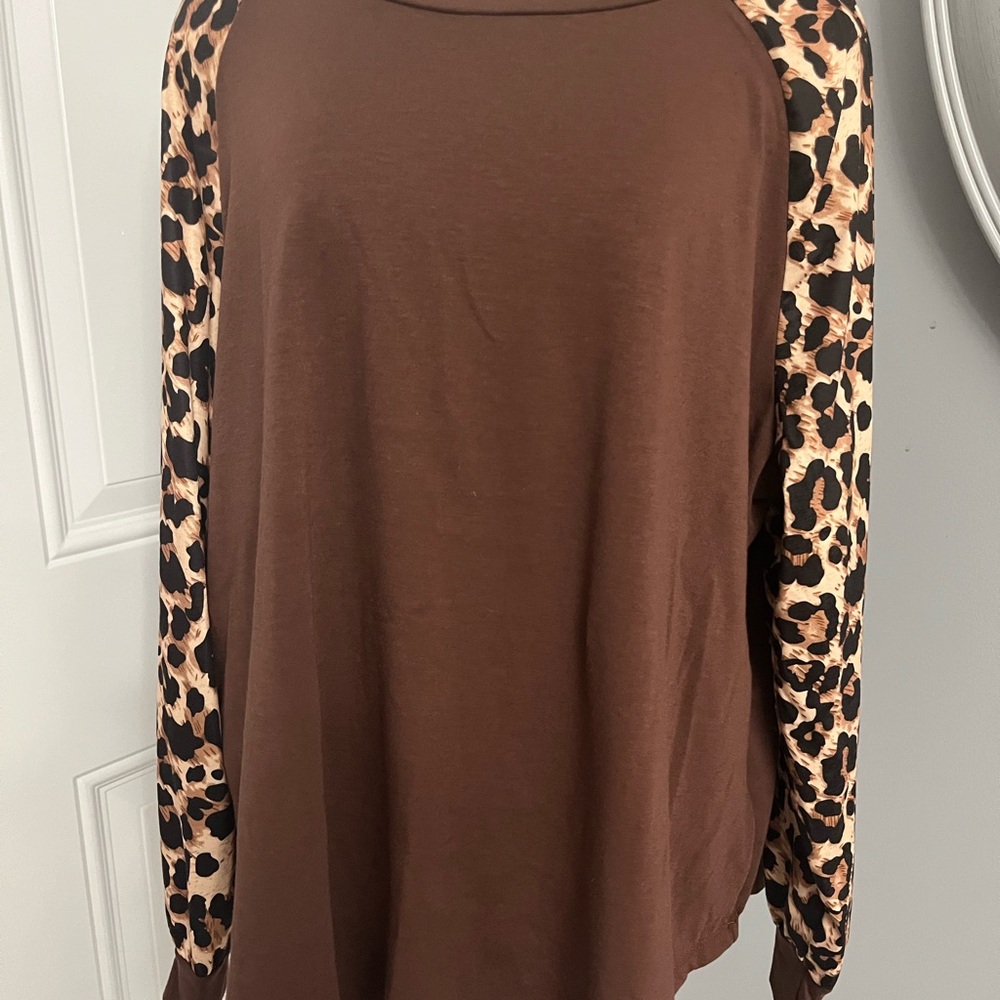 176–SHEIN Brown Top with Leopard Print Sleeves